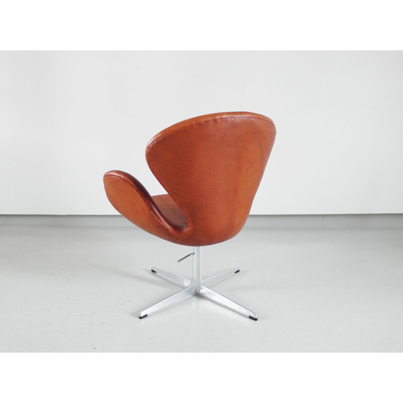 Vintage Swan chair by Arne Jacobsen for Fritz Hansen