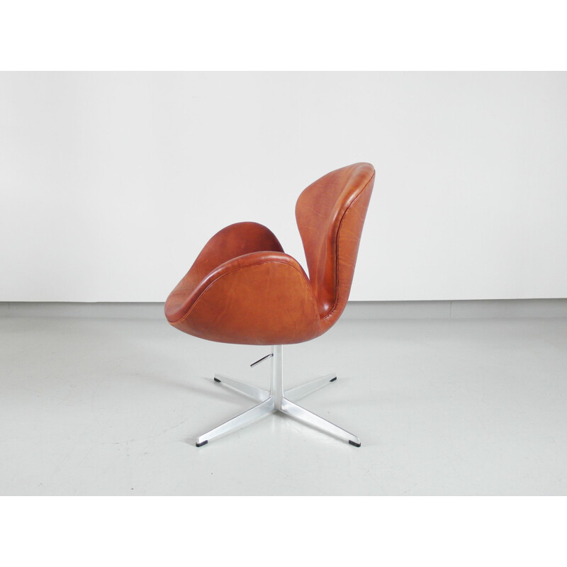 Vintage Swan chair by Arne Jacobsen for Fritz Hansen