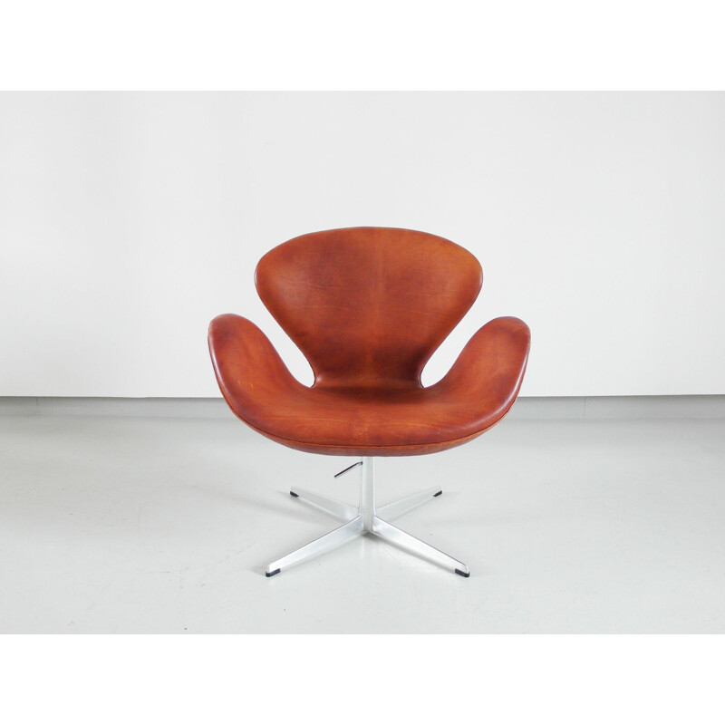 Vintage Swan chair by Arne Jacobsen for Fritz Hansen