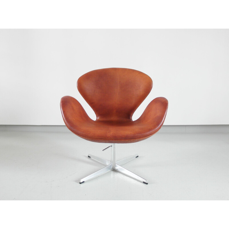 Vintage Swan chair by Arne Jacobsen for Fritz Hansen