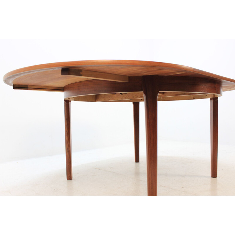 Vintage extendable dining table in teak