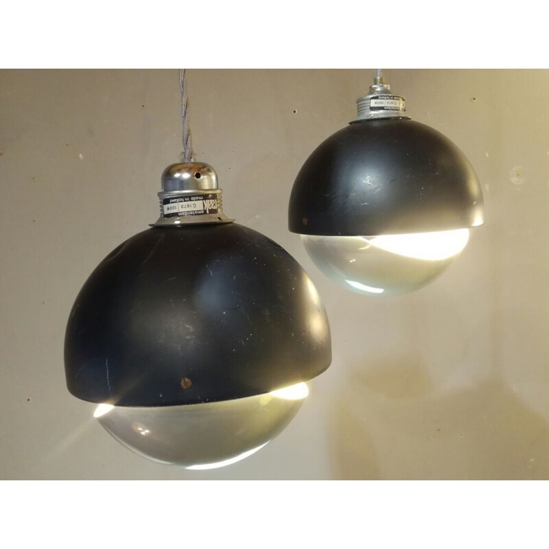 Suite van 2 vintage aluminium hanglampen van Raak