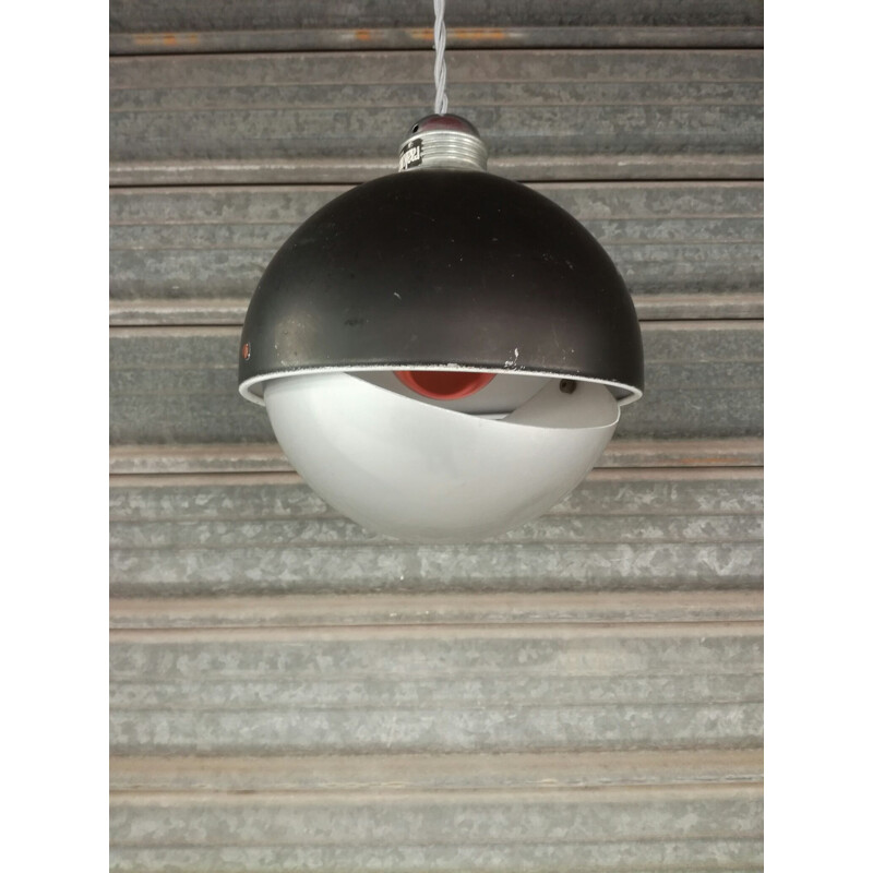 Suite van 2 vintage aluminium hanglampen van Raak