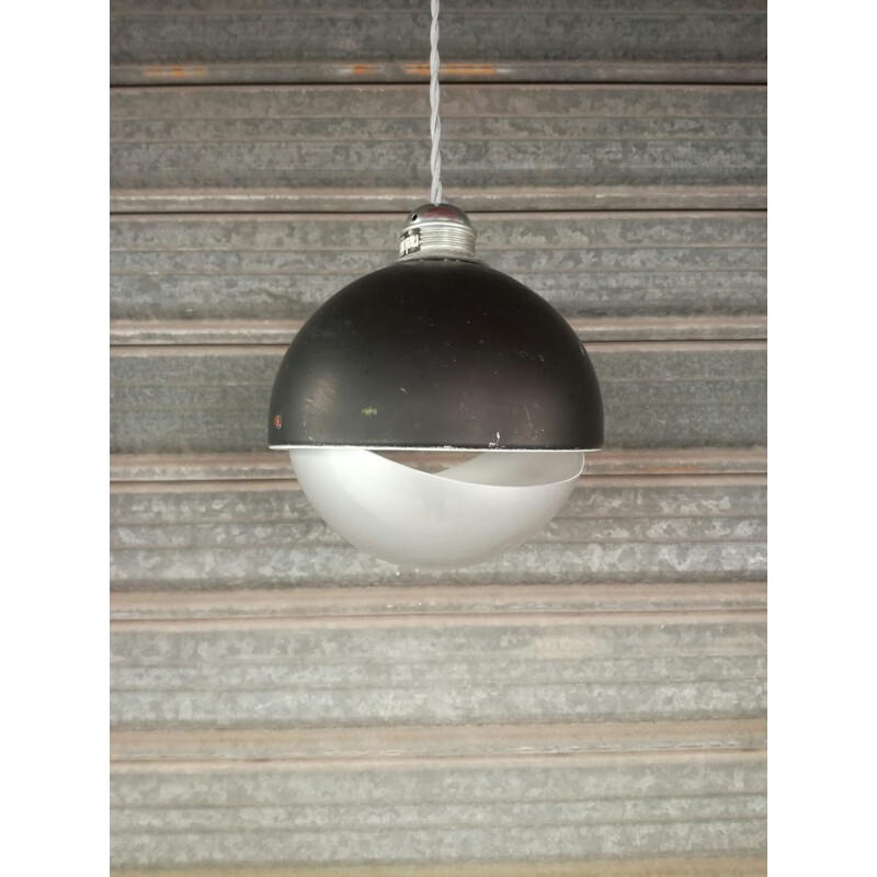 Suite van 2 vintage aluminium hanglampen van Raak