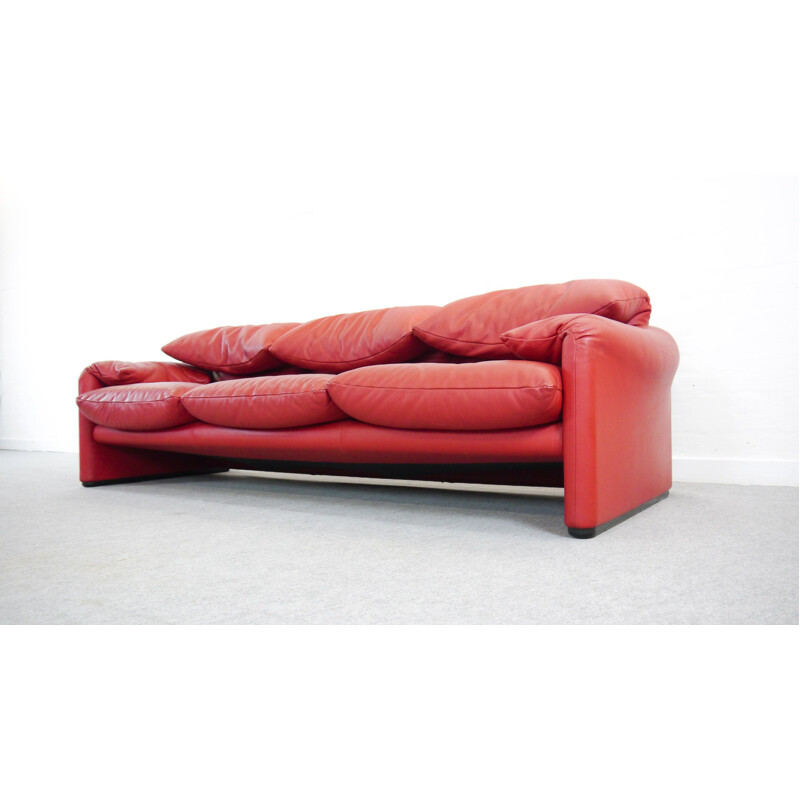 Canapé vintage en cuir rouge par Vico Magistretti pour Cassina