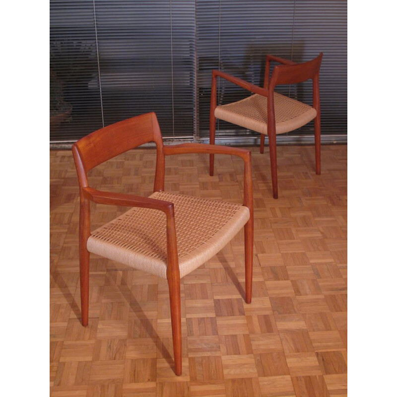 Suite de 2 chaises vintage modèle 57 en teck par Niels Moller