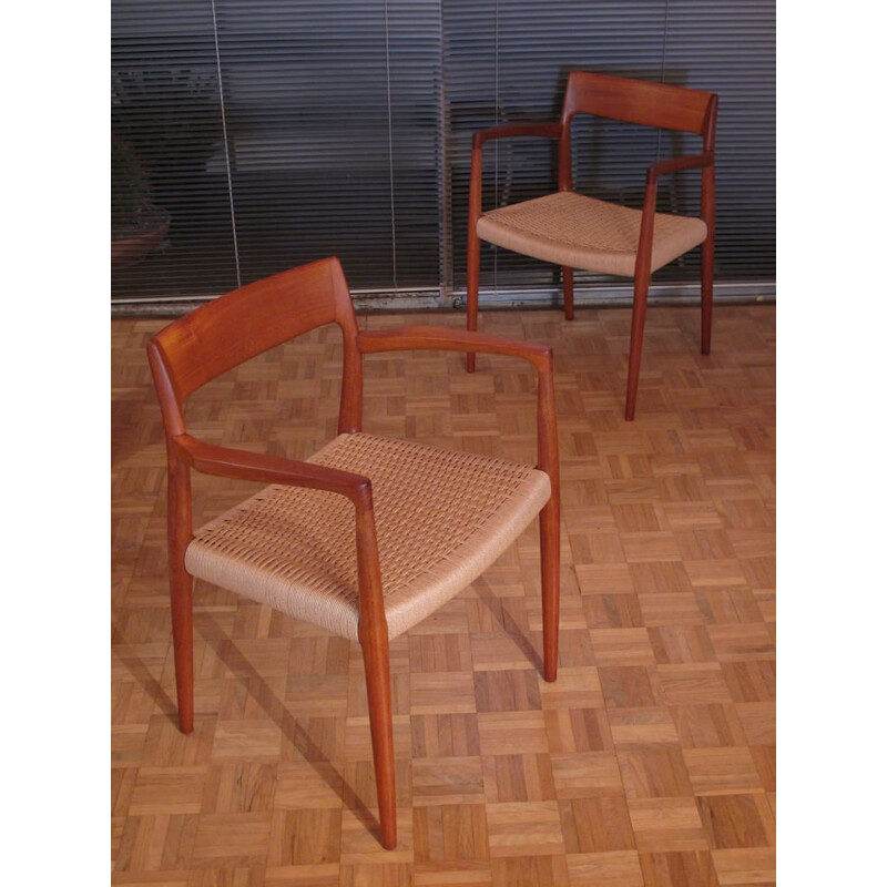 Suite de 2 chaises vintage modèle 57 en teck par Niels Moller