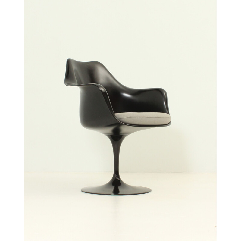 Fauteuil vintage tulipe noire par Eero Saarinen Knoll en fibre de verre et tissu 