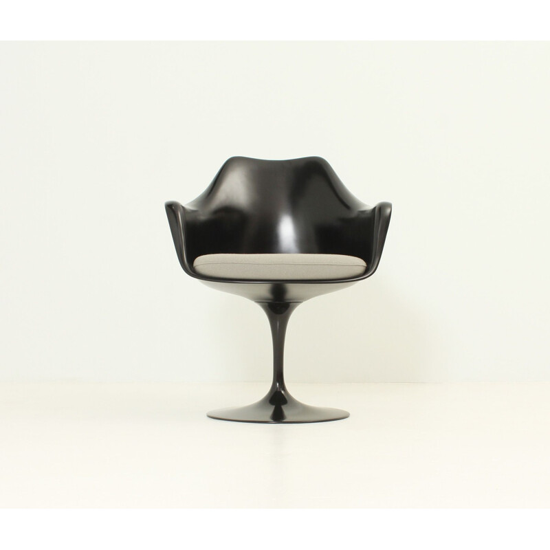 Fauteuil vintage tulipe noire par Eero Saarinen Knoll en fibre de verre et tissu 