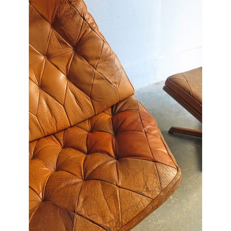 Fauteuil lounge vintage avec ottoman en cuir, daim et teck