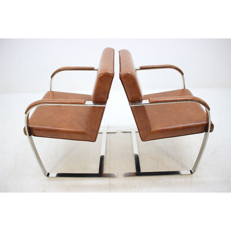 Paire de fauteuils vintage en cuir marron par Mies Van Der Rohe