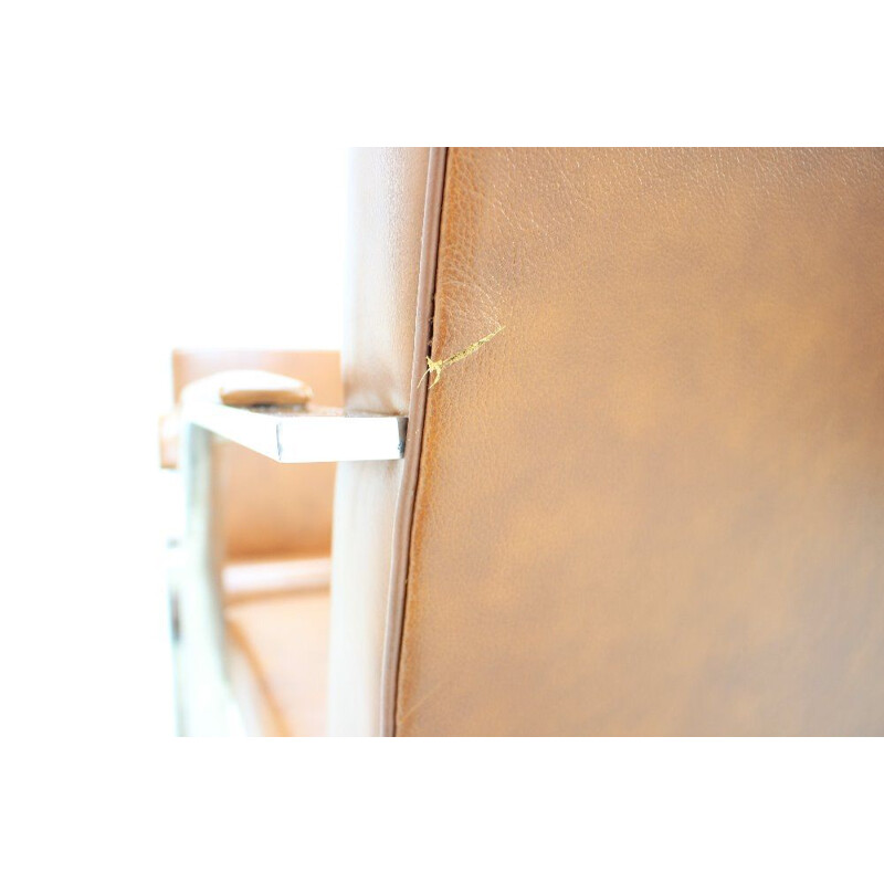 Paire de fauteuils vintage en cuir marron par Mies Van Der Rohe