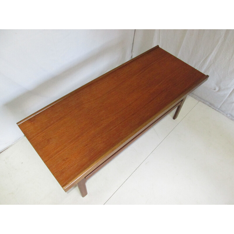 Vintage coffee table in teak