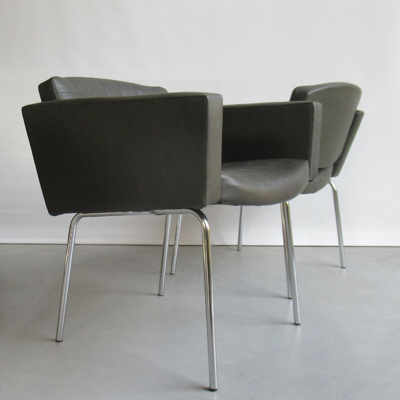 Paire de fauteuils vintage modèle Conseil pour Meurop en skaï vert et métal