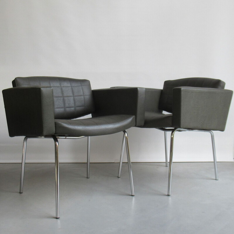 Paire de fauteuils vintage modèle Conseil pour Meurop en skaï vert et métal