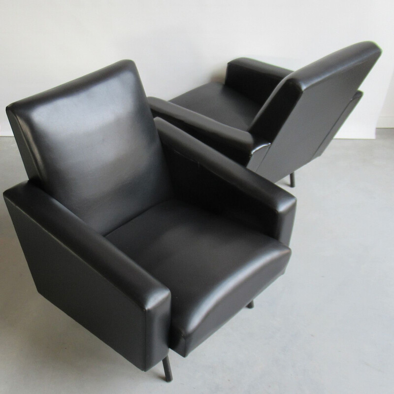 Paire de fauteuils vintage modèle Mexico pour Meurop en skaï noir