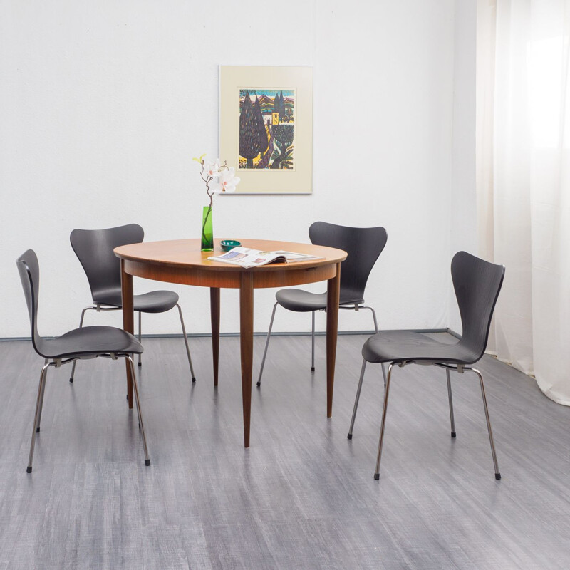 Vintage oval extendable table in teak