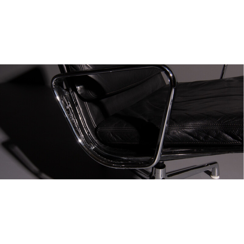 Fauteuil vintage noir modèle EA 216 par Eames