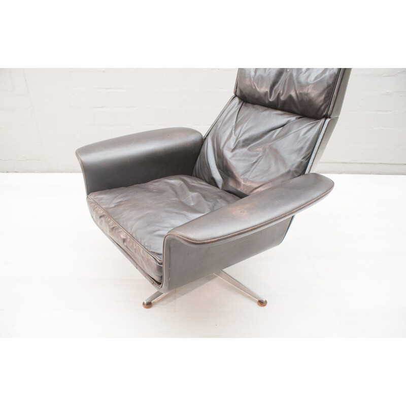 Vintage German swivel armchair in leather by Hans Kaufeld