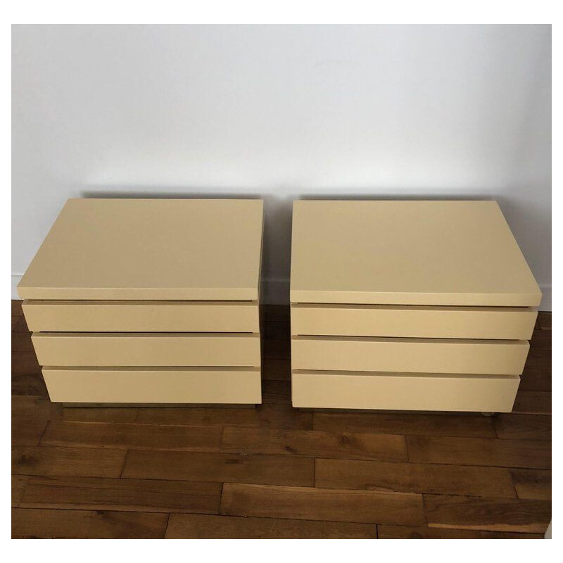 Suite de 2 tables de chevet blanches par Jean Claude Mahey