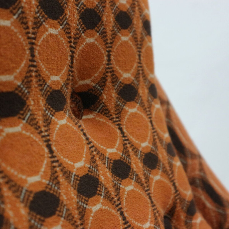 Fauteuil marron et orange en tissu