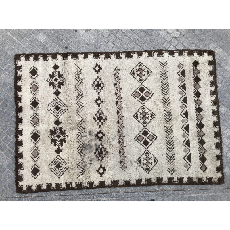 Tapis marocain blanc vintage