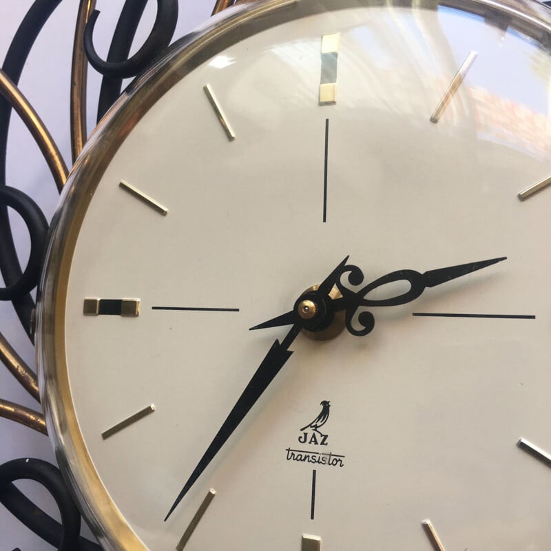 Horloge vintage Sunburst suisse en fer et laiton 1960