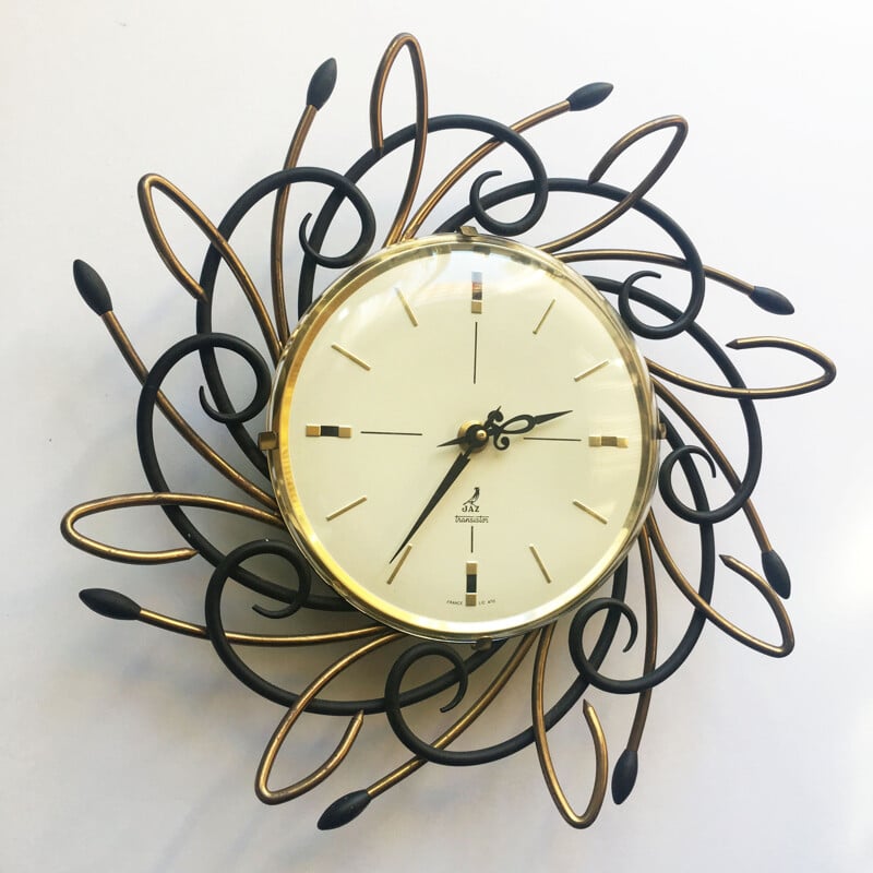 Horloge vintage Sunburst suisse en fer et laiton 1960