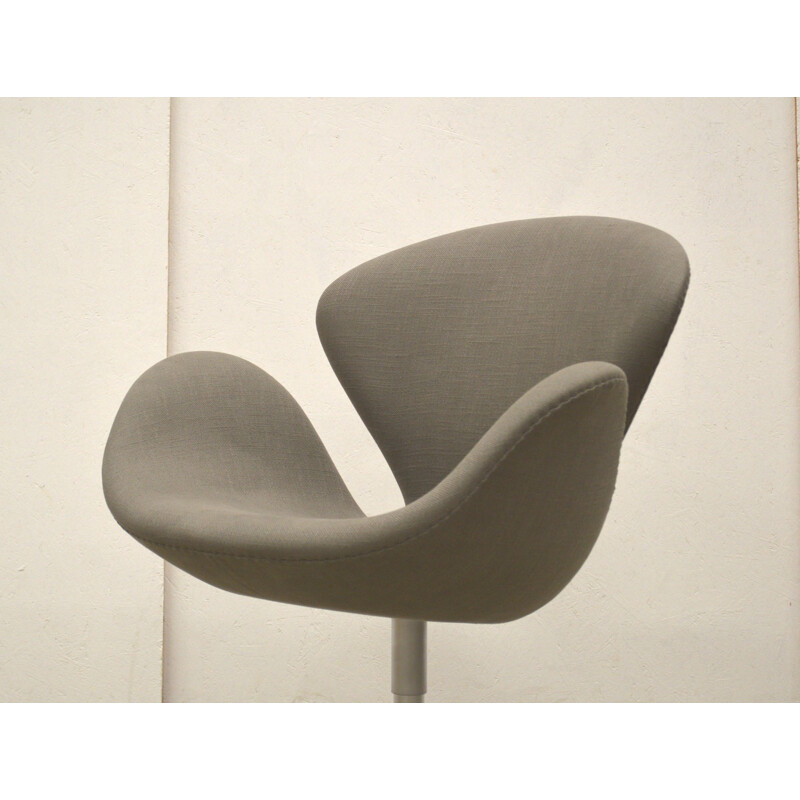 Vintage Swan armchair by Arne Jacobsen for Fritz Hansen