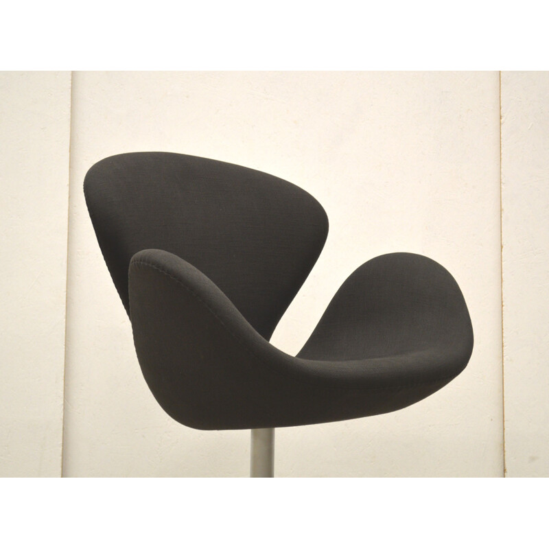 Vintage Swan armchair by Arne Jacobsen for Fritz Hansen