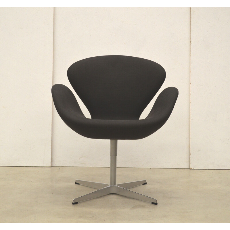 Vintage Swan armchair by Arne Jacobsen for Fritz Hansen