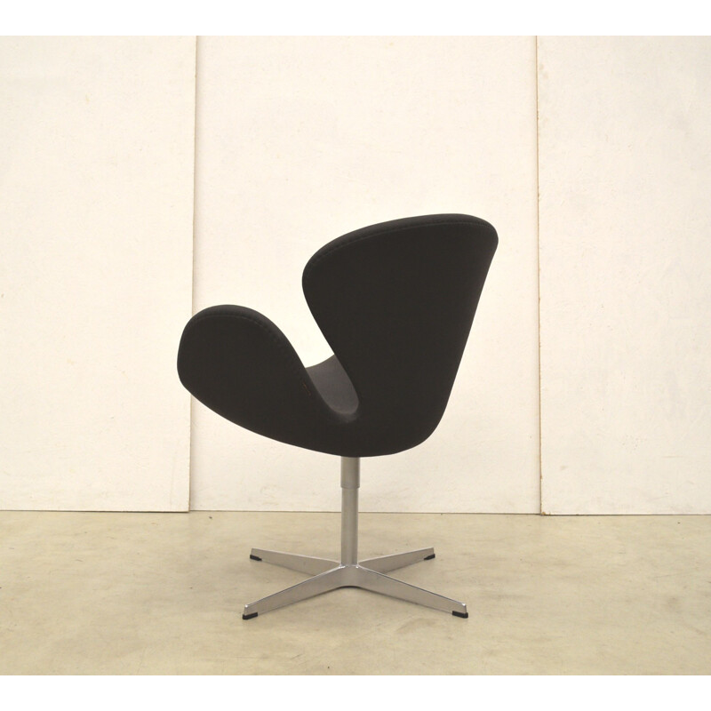 Vintage Swan armchair by Arne Jacobsen for Fritz Hansen