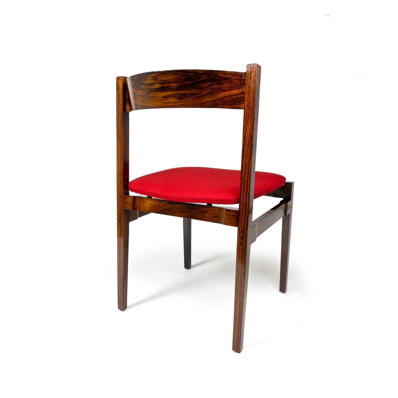 Suite de 4 chaises vintage italiens rouges en palissandre par Gianfranco Frattini pour Cassina