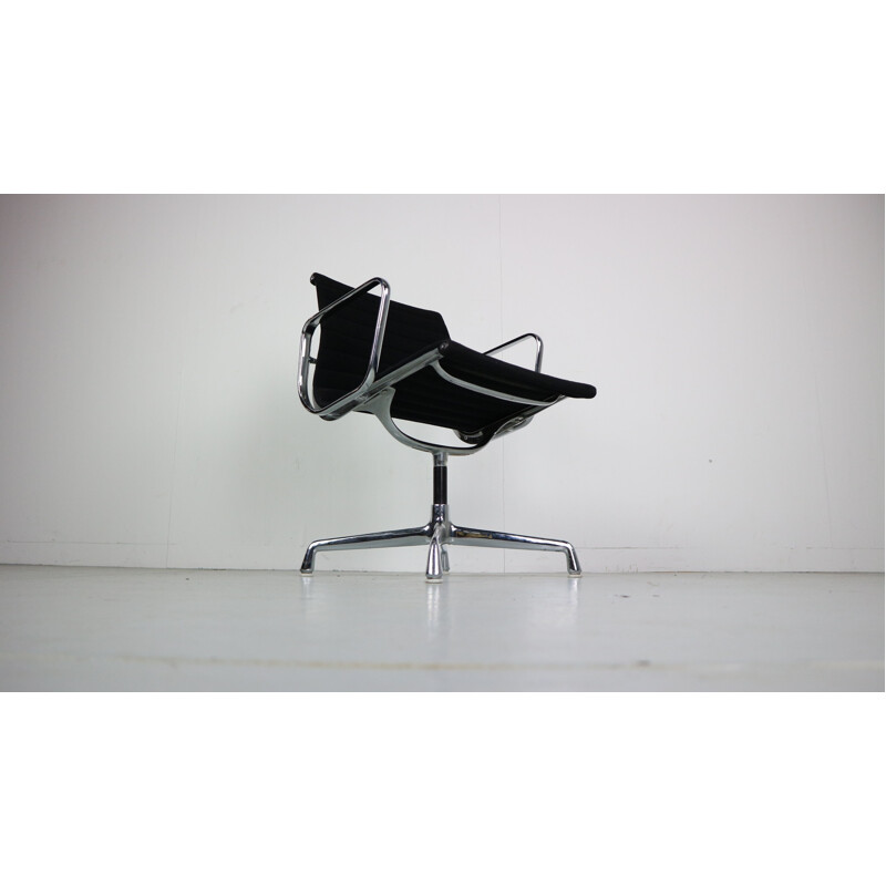 Chaise EA108 vintage par Eames pour Vitra