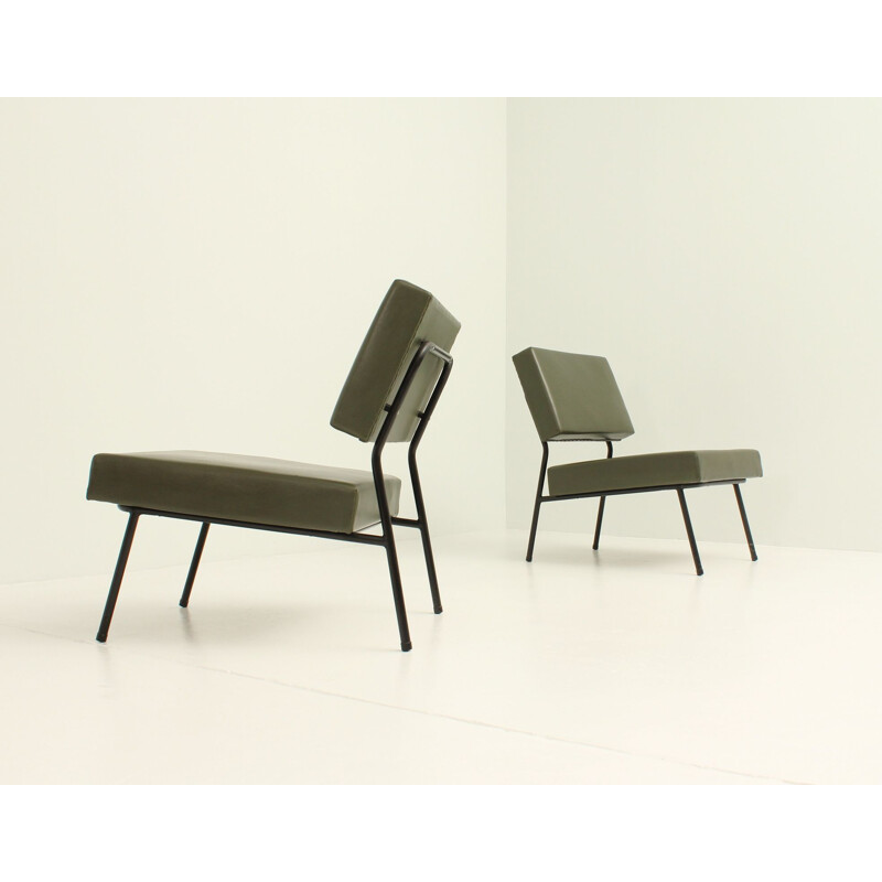 Paire de fauteuils vintage par Guariche pour Airborne en vinyle vert et métal