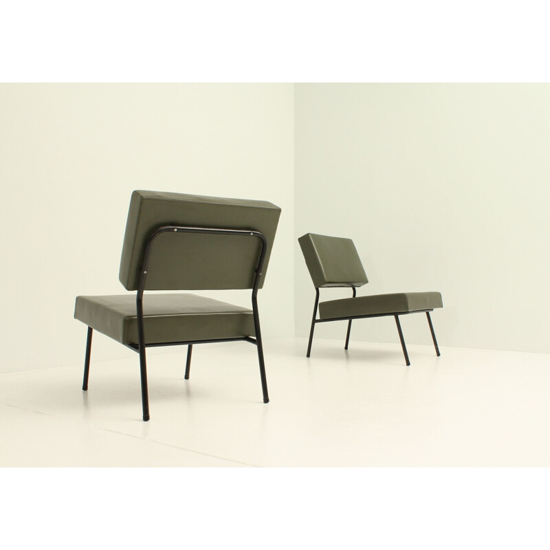 Paire de fauteuils vintage par Guariche pour Airborne en vinyle vert et métal