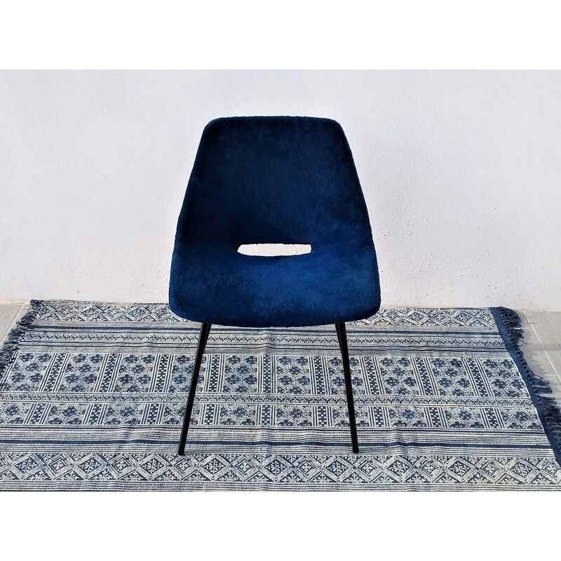 Chaise vintage bleu "tonneau" par Pierre Guariche pour Steiner