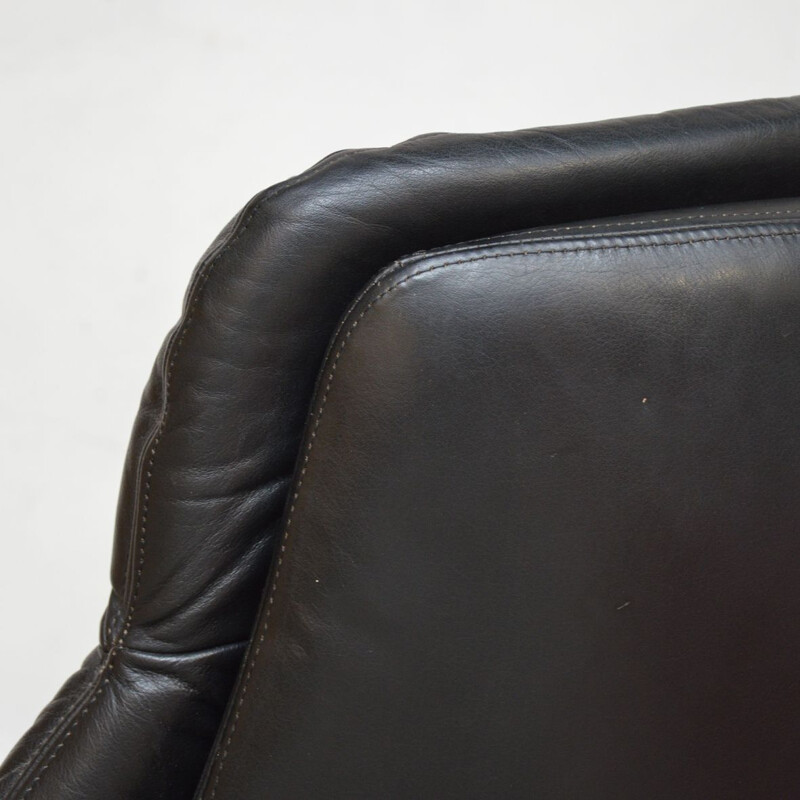 Vintage armcahirs in black leather
