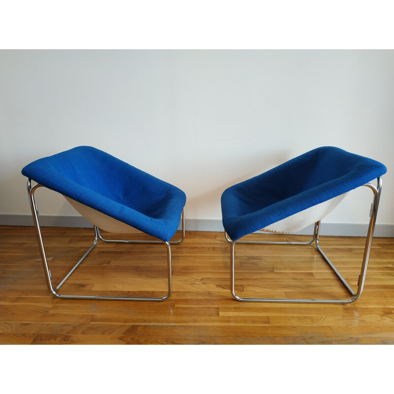 Paire de fauteuils bleus au design cubique