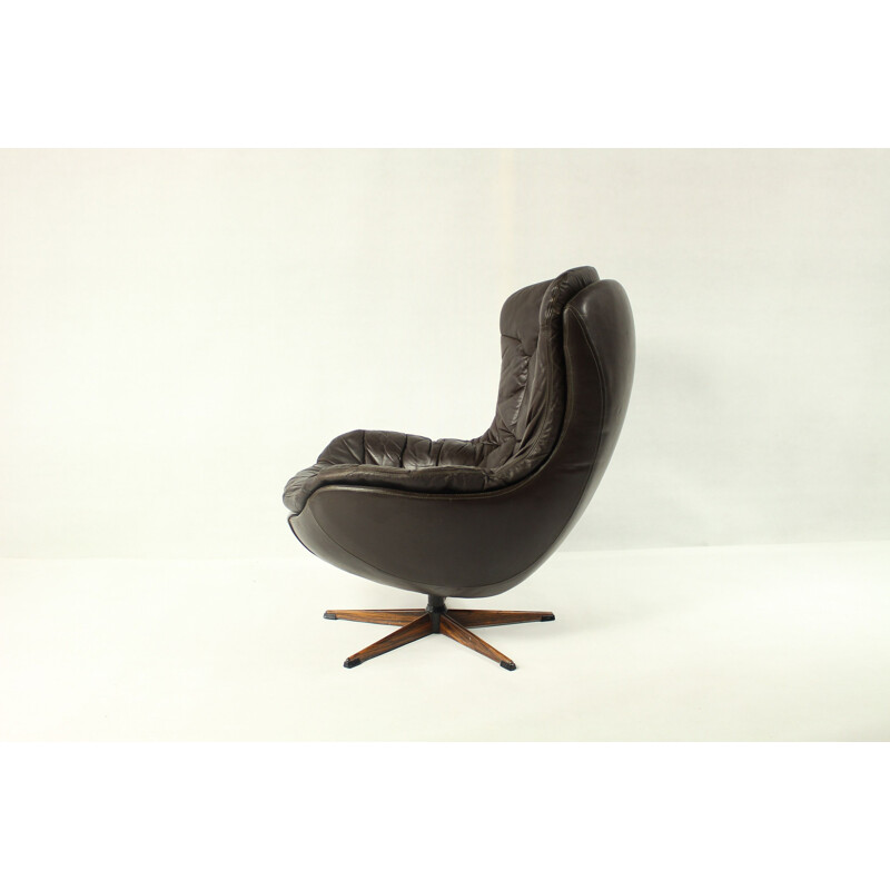 Vintage Danish swivel armchair in leather