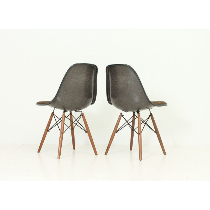 Paire de chaises vintage DSW marron pour Herman Miller en fibre de verre et tissu