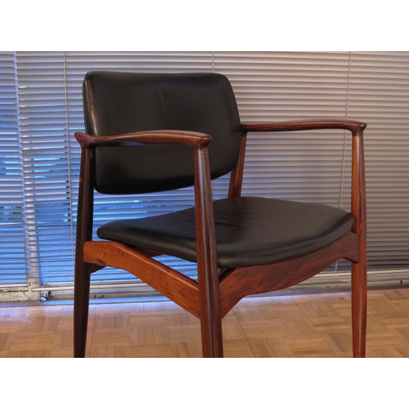 Fauteuil vintage en cuir et palissandre modèle 67, Erik Buch