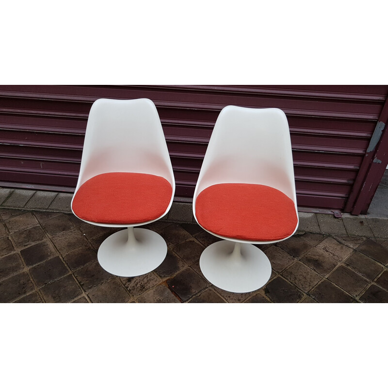Set of 2 vintage chairs 'Tulip' by Eero Saarinen for Knoll International