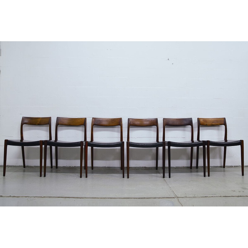 Set of 6 black chairs in rosewood by Niels Moller