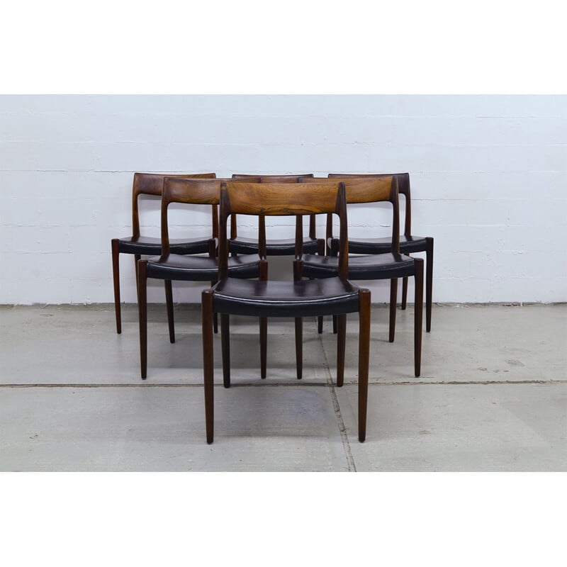 Suite de 6 chaises noires en palissandre par Niels Moller