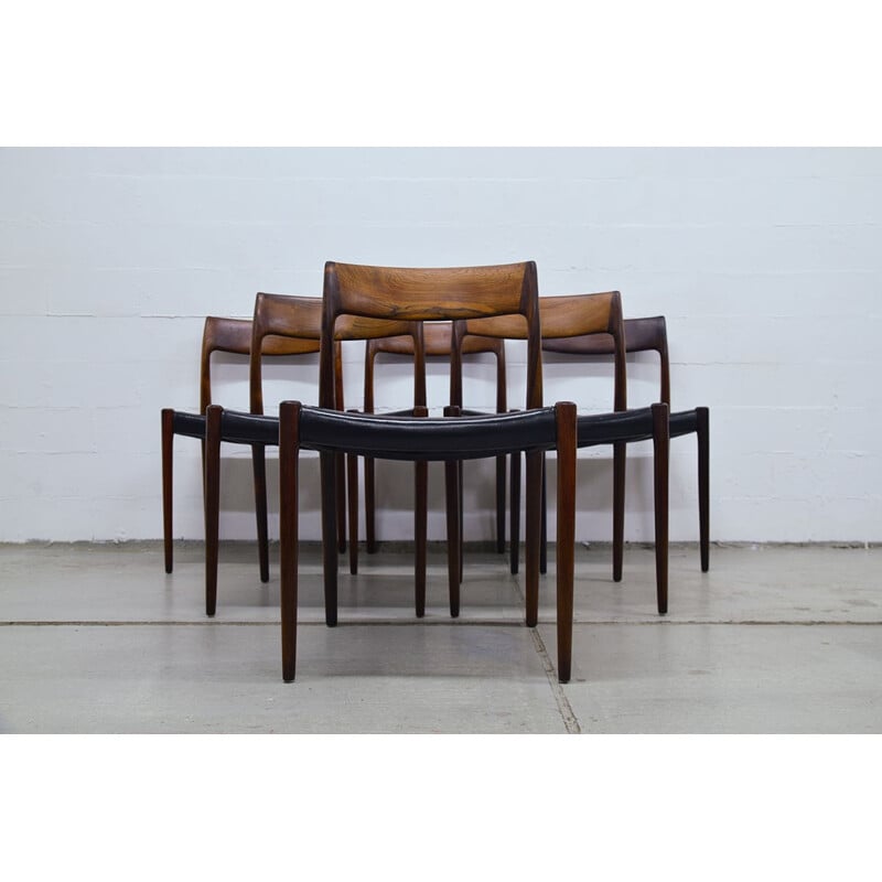Set of 6 black chairs in rosewood by Niels Moller