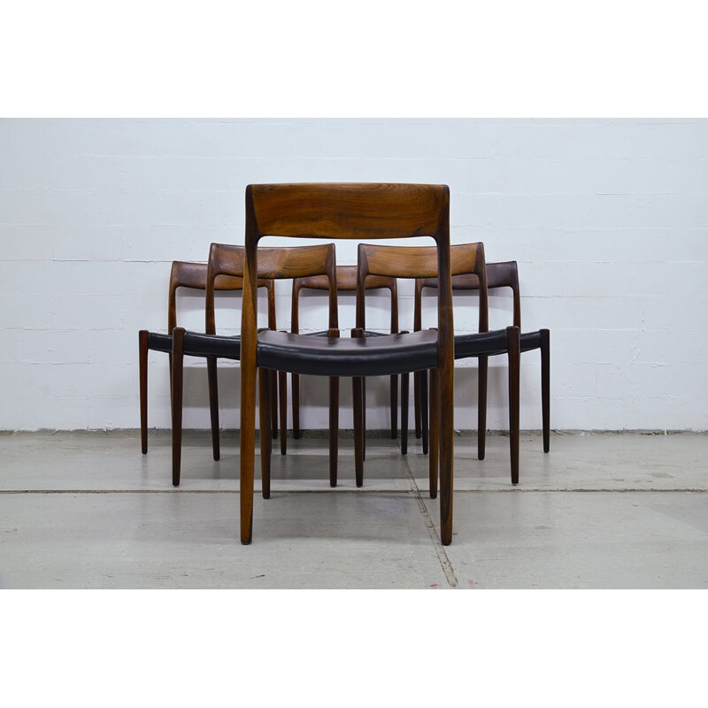 Set of 6 black chairs in rosewood by Niels Moller