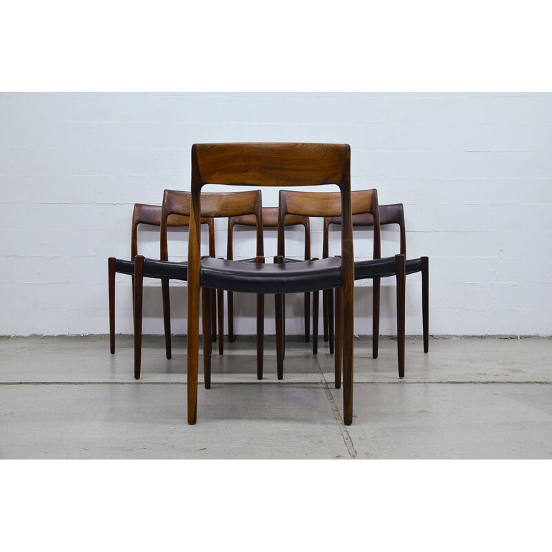 Suite de 6 chaises noires en palissandre par Niels Moller