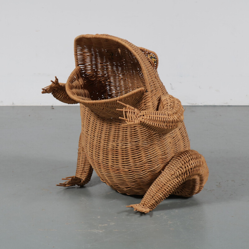 Vintage magazine rack "frog" in wicker