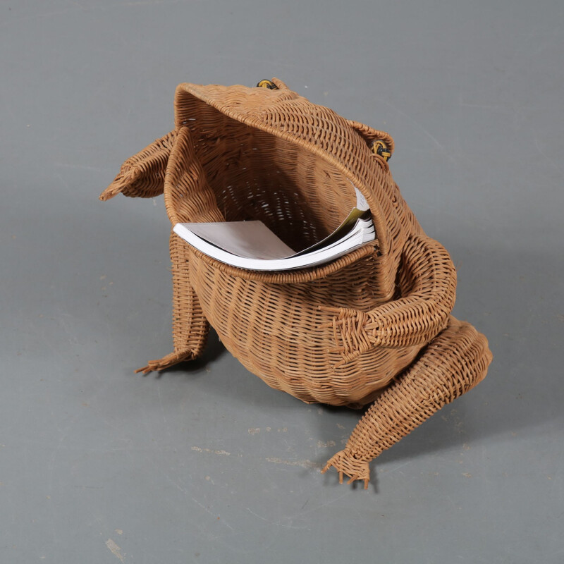 Vintage magazine rack "frog" in wicker